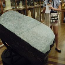 ロゼッタストーン。触れます。