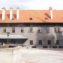 だまし絵で描かれた壁