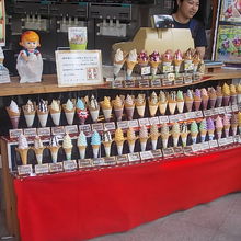 ずらりと並ぶ見本のソフトクリーム