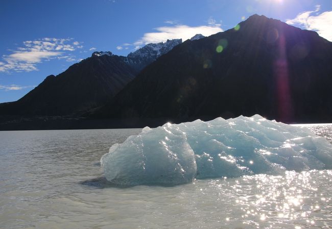 湖には氷河のかけらが
