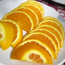 デザートのフルーツはオレンジ。