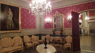 入り口は地味だけど、中は宮殿