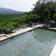 源泉掛流しの露天風呂から三原山の眺望が楽しめます