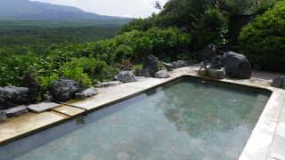 源泉掛流しの露天風呂から三原山の眺望が楽しめます