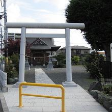 日吉神社。左の道は八王子通り大山道