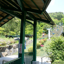 禅海堂駅。リフト乗り場。誘導してくれます。