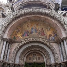 正面入り口のファサード