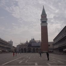 広場からサンマルコ寺院を見る