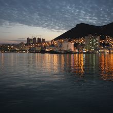 すぐ裏は海。夜景がキレイです。