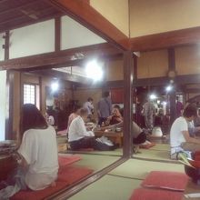 大勢待ってます。