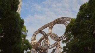 グランモールを歩いていくと巨大なオブジェが