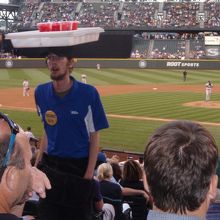 頭に商品をのせて売る売り子さん