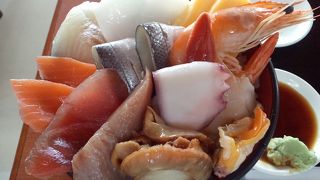 海鮮丼が美味しかった。メガ海鮮丼は海鮮も量が多いがご飯も多いよ。