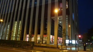 クィーンズタワーBの向かい側にあります