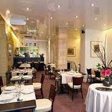 こじんまりとした店内は満席でした。人気のようです。