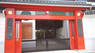 赤い入り口がよく目立つ