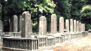 三代将軍家光の死に際して、殉死した側近５名の墓碑と、初代将軍家康・二代将軍秀忠に仕えた重臣１９名の墓碑です