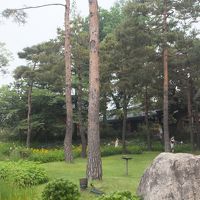 広い敷地に建っています木々に囲まれています。