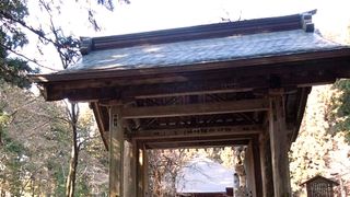 門釈迦堂正面にある表門で県指定の文化財