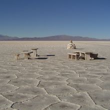 塩原の上に作られた塩のテーブルとモニュメント