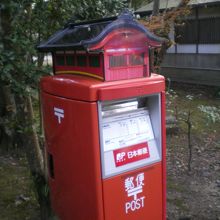 ポストの上にも神社が（笑）