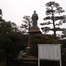 入り口右手にある銅像は 中部幾次郎翁です By Kazukota 明石公園のクチコミ フォートラベル