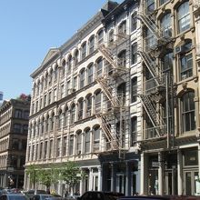 カーストアイアンの建物も必見