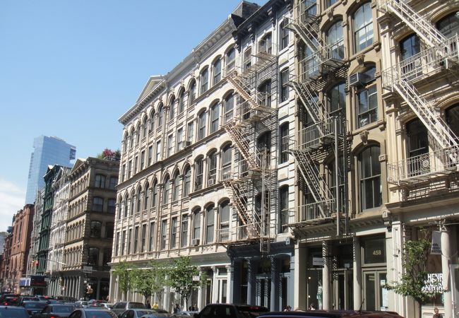 カーストアイアンの建物も必見