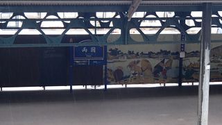 お相撲さんのデザインの壁紙や駅ホームから国技館を見る事のできます。