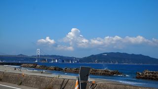 鳴門海峡のきれいな海岸線があり