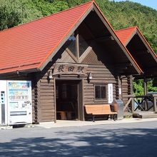 ログハウス風　駅舎