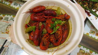 今や上海蟹を越えたザリガニ料理、高級レストランのメニューにも載っています。