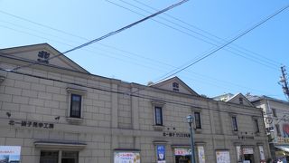 ガラス製品の製造工程を見学できる