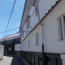 白壁の美しい建物が続きます
