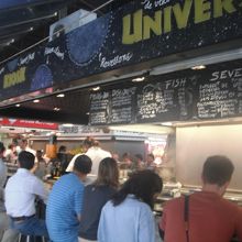 カウンターびっしり。