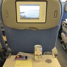 往路のANA機内、飲み物サービスから開始