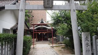 元町商店街のなかほどにあり