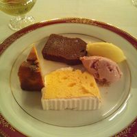 デザートワゴンのケーキなど