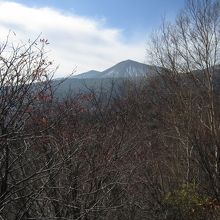 つばくろ谷から天狗の庭に向かう途中からの吾妻小富士です