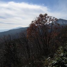 天狗の庭から吾妻小富士と左手さらに遠方の安達太良山の眺めです