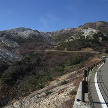 天狗の庭標柱の先の駐車スペースと吾妻連峰の山稜（最奥が一切経