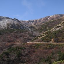 最奥に見える一切経山は火山活動がいまだ続いており、山肌が荒々