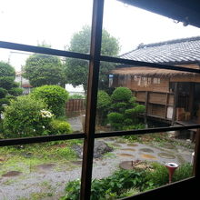 味のあるお庭を席から