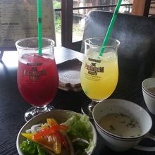 選んだドリンク２種とサラダにスープ