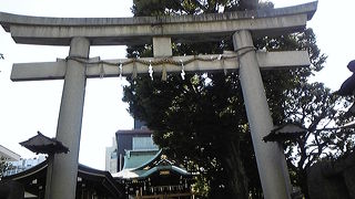 大きな鳥居が目印です