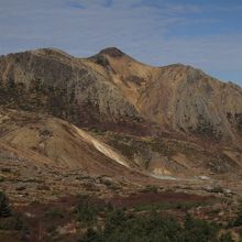 来し方の荒涼とした山と山肌の拡大写真です