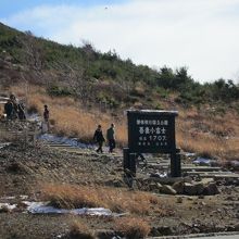 スカイラインを挟んで向かい側にある吾妻小富士の登山口で、頂上