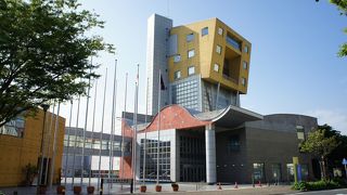 黄色と赤の現代アートのようなデザイン