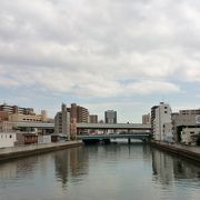 大阪の下町を流れる川