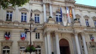 時計台広場にそびえ立つ